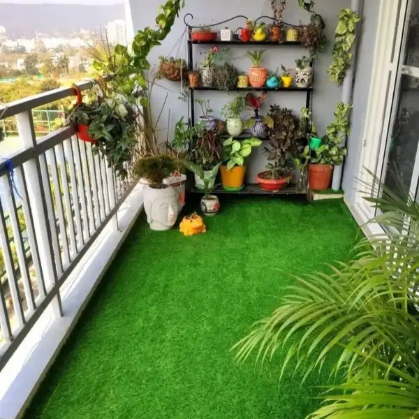 Green Natural look fake grass for balcony in Al Khalidiyah
