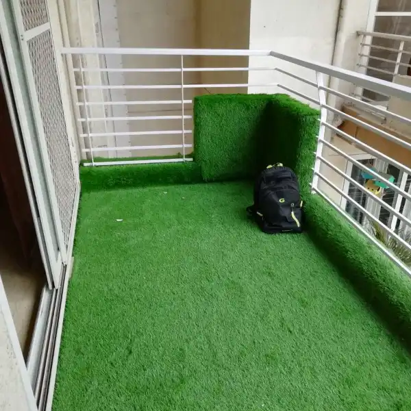Green Soft fake grass for balcony in Mussafah